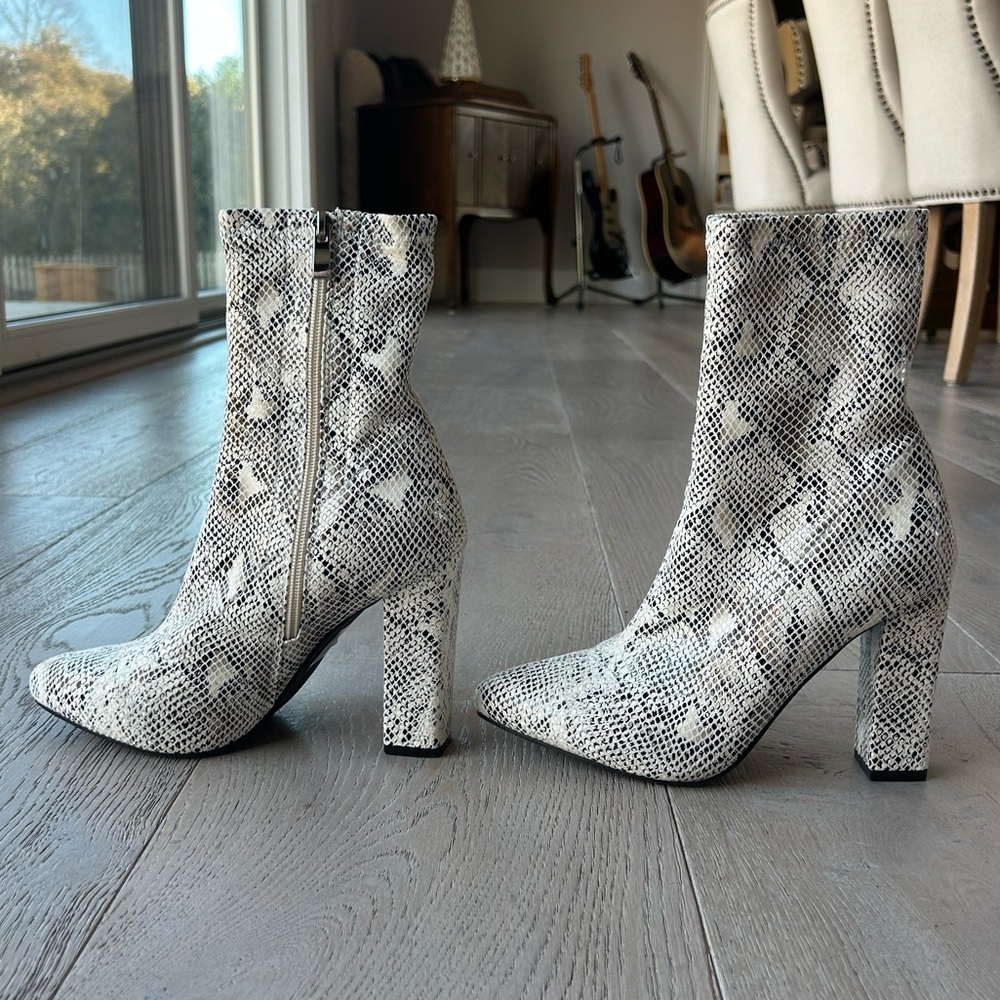 Azalea Wang Women’s Snake Skin Heeled Boots Size 8